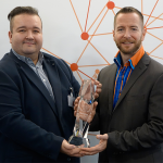 SMARTPHONE-Redaktion überreicht Netztest-Trophäe an A1