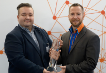 SMARTPHONE-Redaktion überreicht Netztest-Trophäe an A1