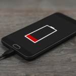Lang lebe die Batterie – so hält ihr Smartphone länger durch Smartphone beim Aufladen