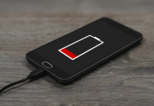 Lang lebe die Batterie – so hält ihr Smartphone länger durch Smartphone beim Aufladen