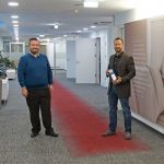 SMARTPHONE-Redaktion übergibt Netztest-Trophäe an Mobilfunker A1 A1-Smartphone_Preisübergabe