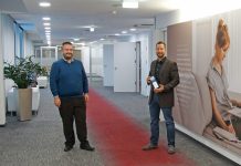 SMARTPHONE-Redaktion übergibt Netztest-Trophäe an Mobilfunker A1 A1-Smartphone_Preisübergabe