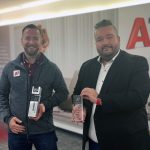 SMARTPHONE übergibt Netztest-Trophäe an Gewinner A1