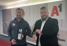 SMARTPHONE übergibt Netztest-Trophäe an Gewinner A1