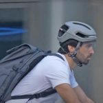 AURA: SMARTER FAHRRADHELM MIT LEUCHTEN UND SOS-FUNKTION
