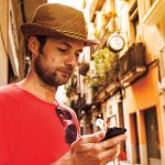 Praktische Reisebegleiter: Apps und Geräte, die Ihnen im Urlaub helfen